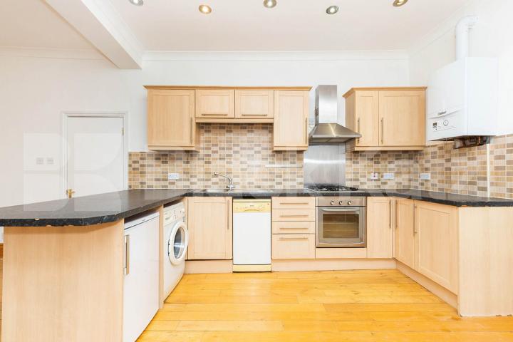 2 bedroom property with a 20ft roof terrace in central Crouch End Park Road, Crouch End